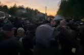 Во время митинга возле дома Порошенко произошли столкновения (видео)