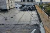 В Николаеве дождь затопил многоэтажку: строители во время ремонта не накрыли дыры в кровле
