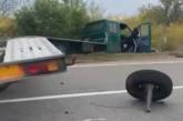 На трассе Николаев-Одесса грузовик после столкновения с кроссовером слетел в кювет — проезд перекрыт