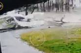Появилось видео, как сорванная ветром крыша убила двоих человек на Сахалине (Видео +18)