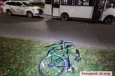 В Николаеве маршрутка сбила велосипедиста – пострадавшего увезла «скорая»