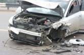 Авария на Ингульском мосту: после столкновения с «МАЗом» «Нисан» откинул колеса