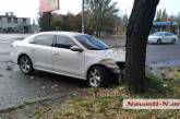На проспекте в Николаеве «Фольксваген» влетел в дерево — водителя госпитализировали