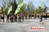 Молодые "оппозиционеры" у здания облгосадминистрации соревновались, кто быстрее разложит палатки