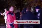 Появилось видео, как пьяного водителя, упавшего в траншею в Николаеве, достают из автомобиля