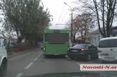 В центре Николаева «Форд», сдавая назад, врезался в зеленый автобус 