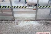 В центре Николаева вандалы разгромили стеклянную остановку