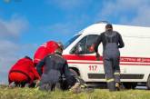 В Николаевской области Peugeot слетел с трассы и врезался в дерево — водителя вырезали из авто