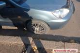 В Николаеве «Мицубиси» въехал в яму и порвал колесо – водитель вызвал полицию