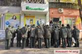 В Николаеве военнослужащие четыре часа стоят перед «Приватбанком» в ожидании получения карточек