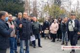 В Николаеве участники «антипрививочного» митинга потребовали от вице-мэра снять маску (видео)