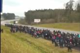 В Беларуси огромная колонна беженцев движется к границе с Польшей (видео)