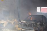 В Николаеве горел гараж с двумя автомобилями (видео)