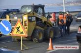 На многострадальном Ингульском мосту в Николаеве снова латают ямы