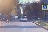 В Южноукраинске мужчина на электросамокате сбил бабушку на переходе (видео)