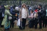 Лукашенко поручил организовать ночлег для скопившихся на границе женщин и детей