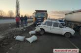 Под Николаевом грузовик протаранил «Жигули»: образовалась пробка