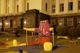 В Киеве «обезглавили» скульптуру петуха возле Офиса президента