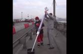 В Киеве «вакцинировали» мост (видео)