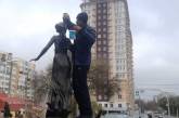 В Одессе памятники покрыли ативандальным составом, чтобы защитить от граффити