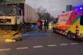 В Киеве мусоровоз протаранил «скорую», есть пострадавший