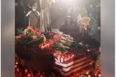 Пенсионер съел хлеб с мемориала Голодомора во время памятной акции в Киеве (видео)