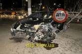 В Киеве после ДТП одно авто врезалось в дом, у второго вырвало двигатель (видео)