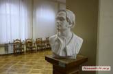 Известный скульптор подарил николаевскому музею бюст Шевченко и картины с «культурным кодом»   