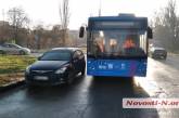В Николаеве новый троллейбус попал в ДТП: видео момента столкновения 