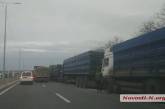 На въезде в Николаев скопились фуры (видео)