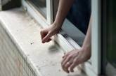 В Запорожье из окна многоэтажки выпрыгнула 16-летняя девочка