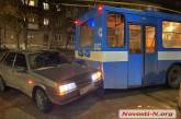 В Николаеве троллейбус, двигаясь задним ходом, врезался в легковушку