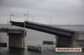 Из Николаевского судостроительного завода выводят теплоход – развели три моста
