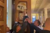 Нардеп забросил кассовый аппарат в зал Рады (видео)