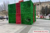 На Серой площади установили дырявый «подарок» — коммунальщики заявили, что виноваты дети