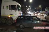 В Николаеве на проблемном перекрестке столкнулись ВАЗ и седельный тягач