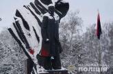 В Тернополе забросали пакетами с красной краской памятник Бандере (видео)