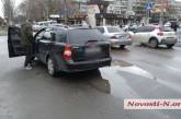 В центре Николаева столкнулись микроавтобус и Chevrolet — на проспекте возникла пробка
