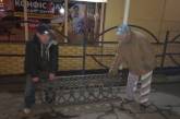 Николаевские бездомные пытались украсть металлическое ограждение в центре города
