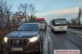 В гигантской пробке под Николаевом водитель фуры сломал руку водителю внедорожника