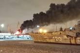 В Петербурге на верфи загорелся строящийся корабль (видео)