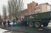 Дураки и дороги: в Николаеве асфальт кладут прямо в снег (видео)