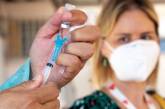 Украинским медработникам и сотрудникам интернатов начали колоть бустреную дозу вакцины