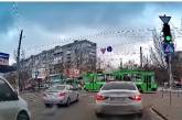 В центре Николаева троллейбус проехал на «красный» (видео)