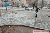 «Как здесь ходить?» - николаевцы показали обледеневший тротуар в Соляных (видео)