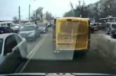 В Харьковской области водитель не пропускал скорую с больным ребенком (видео)