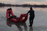 В Киеве из-подо льда достали тело мужчины