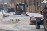 Коммунальщики «закопали» машину в снег (видео)