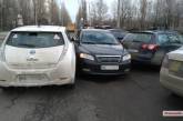 В Николаеве попытка водителя «протиснуться» между двумя автомобилями закончилась тройным ДТП