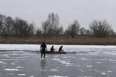 В Днепропетровской области двое детей провалились под лед - их спасли прохожие